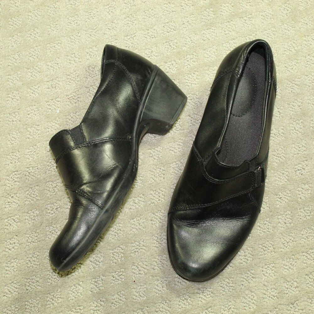 Clarks Women's 7.5M Black Round Toe 2" Heeled Loafer